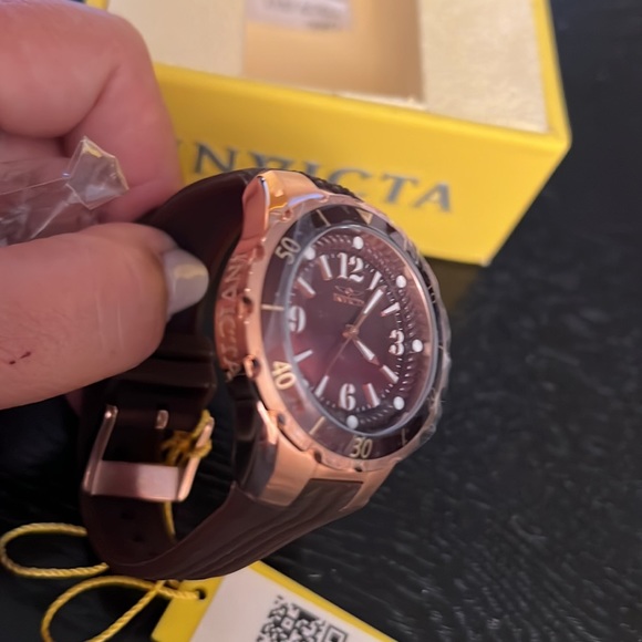 Invicta Women’s maroon rubber band with rose gold - Picture 4 of 7